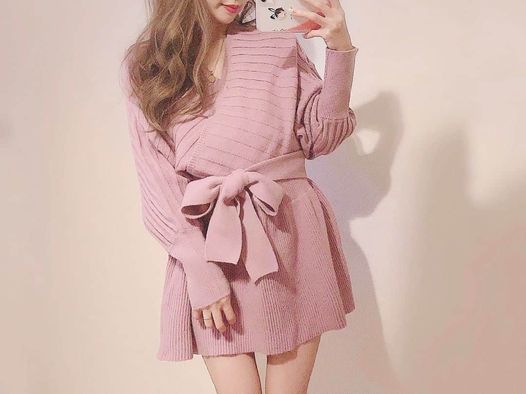 さっぴちゃんのインスタグラム：「♡. . カシュクールとかペプラムとか 相変わらず好き(๑•̀ㅂ•́)و♡♡♡ . . ウエストマークされるとおチビなわたしは バランス取りやすくてありがたい🙌❤︎ . . ハイネックのインナー合わせても 可愛いし着回しできて嬉しい🤤♡♡♡ . . @kobe_lettuce . . ………………………………(♡)……………………………… .」
