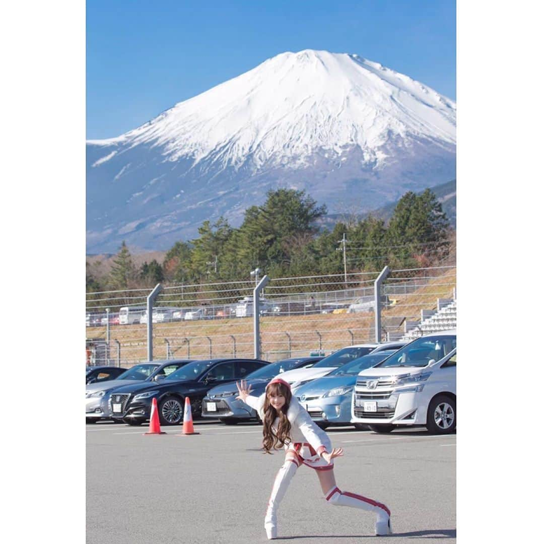 林紗久羅さんのインスタグラム写真 - (林紗久羅Instagram)「. 今シーズン最後のサーキット🏁🌸 スケジュールもゆるやかでのんびり富士山バックで撮影する時間もあって楽しかったな☺️ . . 今年はトータル53回、各地のサーキットへ足を運ぶことが出来ました🌸 その都度会いに来てくれる方達、 横断幕を貼ってくれる方、 一緒に同じ時間をサーキットで過ごしてくれた方達に心から感謝です。 . . 来シーズンも応援してもらえるRQ になれるように頑張ります！！ . . #racequeen #rq #レースクイーン #富士スピードウェイ #fuji #TGRF #raffineelady #orientalbio #感謝」12月16日 14時24分 - sa1210ku