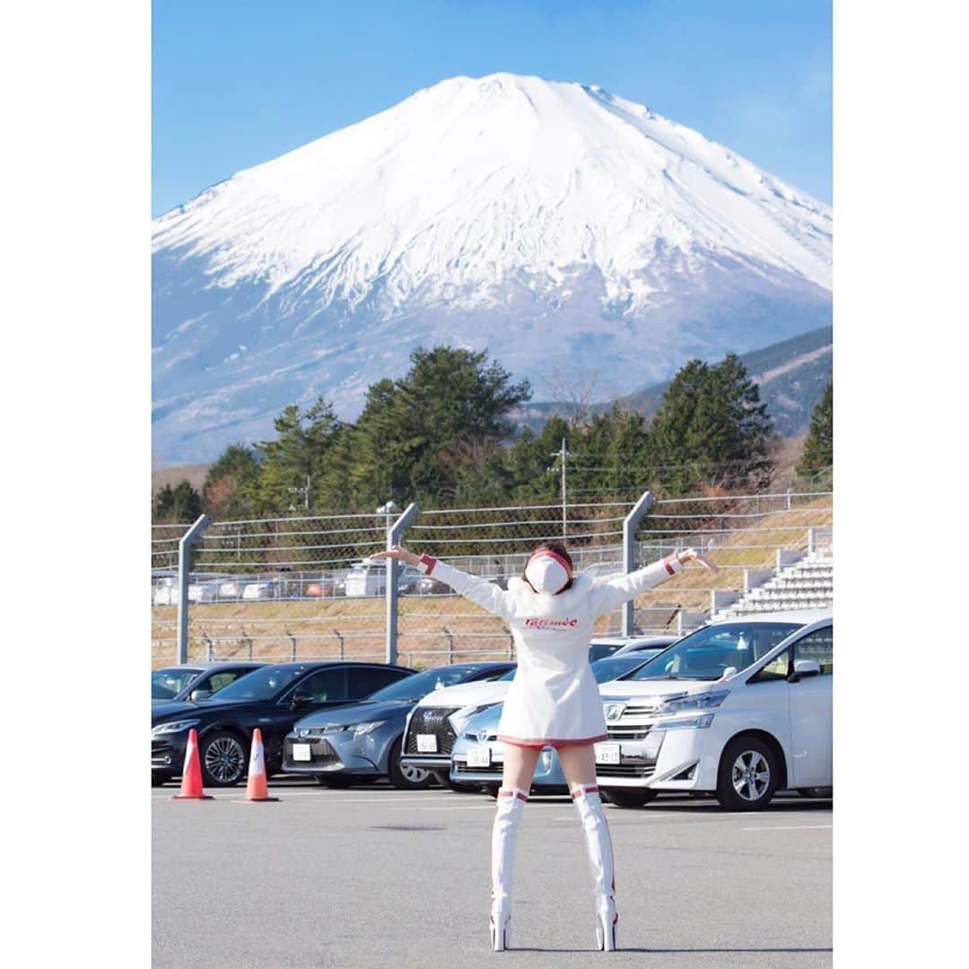 林紗久羅さんのインスタグラム写真 - (林紗久羅Instagram)「. 今シーズン最後のサーキット🏁🌸 スケジュールもゆるやかでのんびり富士山バックで撮影する時間もあって楽しかったな☺️ . . 今年はトータル53回、各地のサーキットへ足を運ぶことが出来ました🌸 その都度会いに来てくれる方達、 横断幕を貼ってくれる方、 一緒に同じ時間をサーキットで過ごしてくれた方達に心から感謝です。 . . 来シーズンも応援してもらえるRQ になれるように頑張ります！！ . . #racequeen #rq #レースクイーン #富士スピードウェイ #fuji #TGRF #raffineelady #orientalbio #感謝」12月16日 14時24分 - sa1210ku