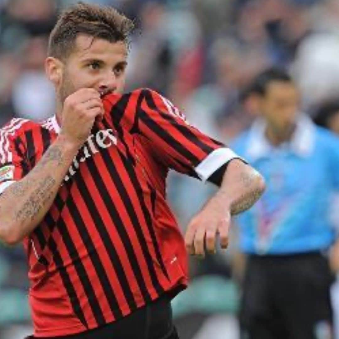 アントニオ・ノチェリーノのインスタグラム：「Happy birthday @acmilan onorato di averne fatto parte.  #passion120❤️🖤」