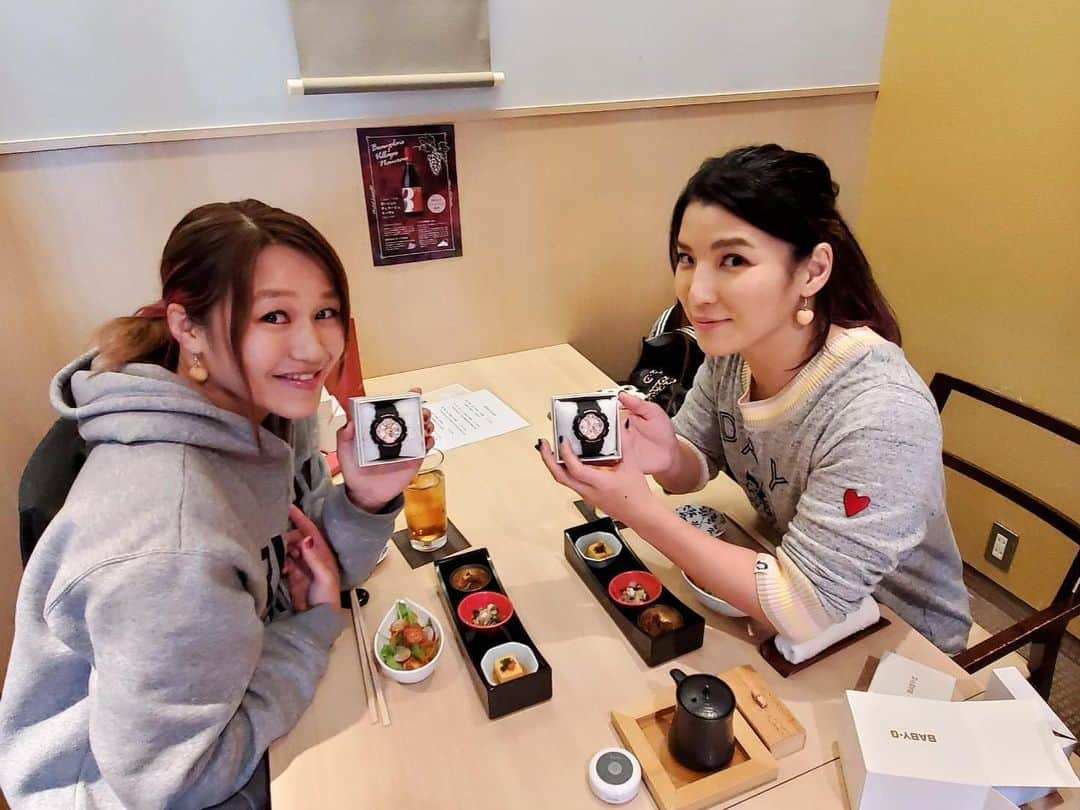 朱里さんのインスタグラム写真 - (朱里Instagram)「志田ちゃん🧡  時計とハートのピアスお揃い🥺  嬉しー🤩✨ #MAKAI」12月16日 14時31分 - syuri_official