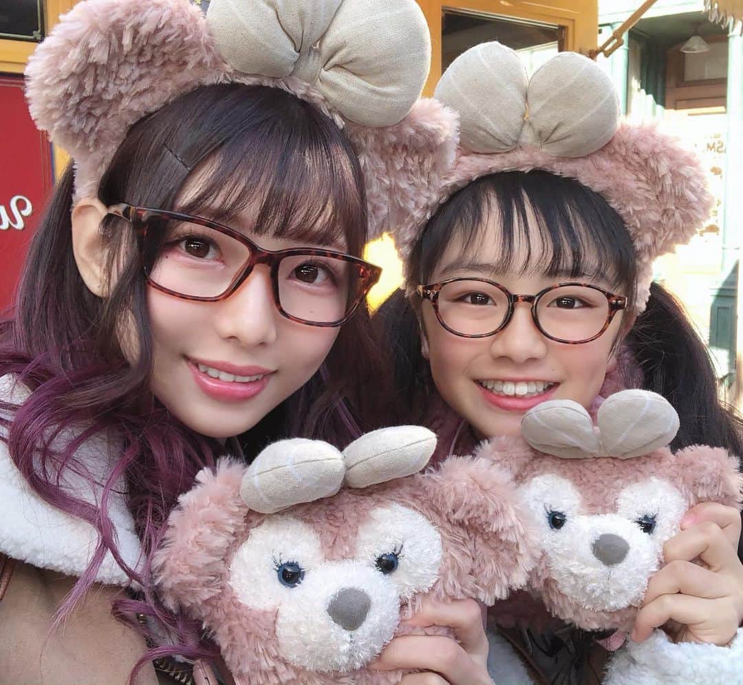 のインスタグラム：「いもうと（ひまちゃん） @himahima_channel と  #ディズニーシー 行きました(*^◯^*) #シェリーメイ #メガネ #眼鏡女子 #2人とも伊達メガネ」