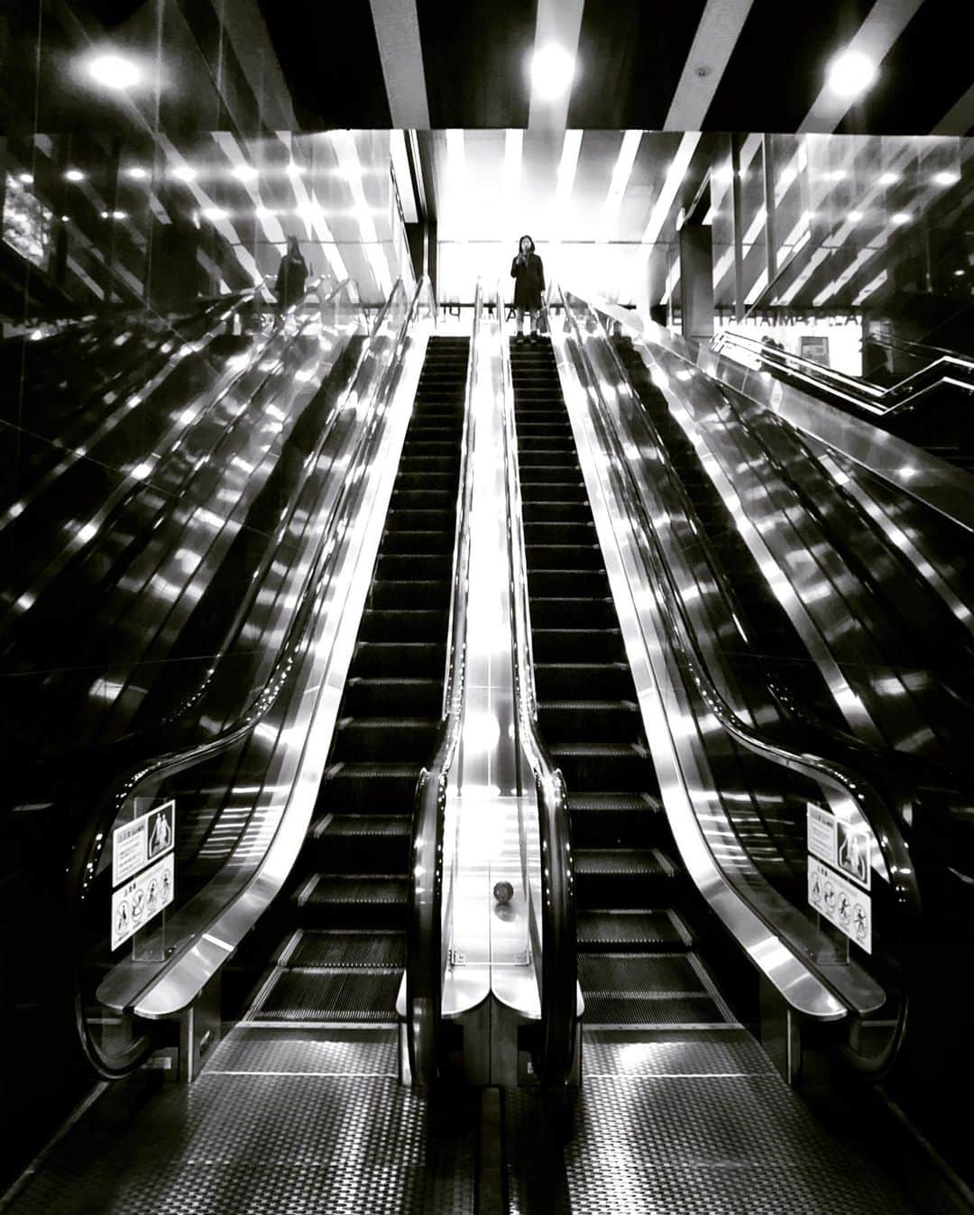 Akiさんのインスタグラム写真 - (AkiInstagram)「. 📶 (Osaka) iPhonex . Capture Your Moment‼︎ @tokyo_grapher 📱 #ShotOn_TG #tg_wide #shotoniphonex #shotoniphone #stairwalkers #stairs . #hueart_life #indies_gram #team_jp_モノクロ #inspirationcultmag ＿＿＿＿＿＿＿＿＿＿＿＿＿＿＿＿＿＿＿＿＿＿＿＿＿ #__bnwart__ #flair_bw #東京カメラ部 #大阪万博2025 #photo_shorttrip #tokyocameraclub」12月16日 14時39分 - abu888