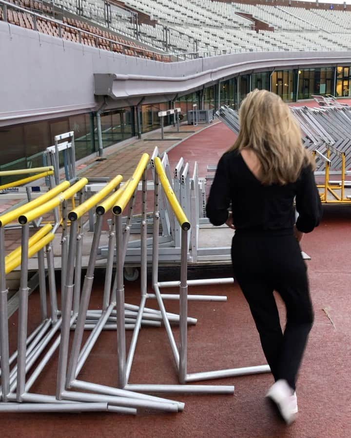 セリーヌ・バン・ガーナーのインスタグラム：「“HIER KAN JE TOCH NIET OVERHEEN” daarna ook nog even 110m gerend ZONDER horden..」