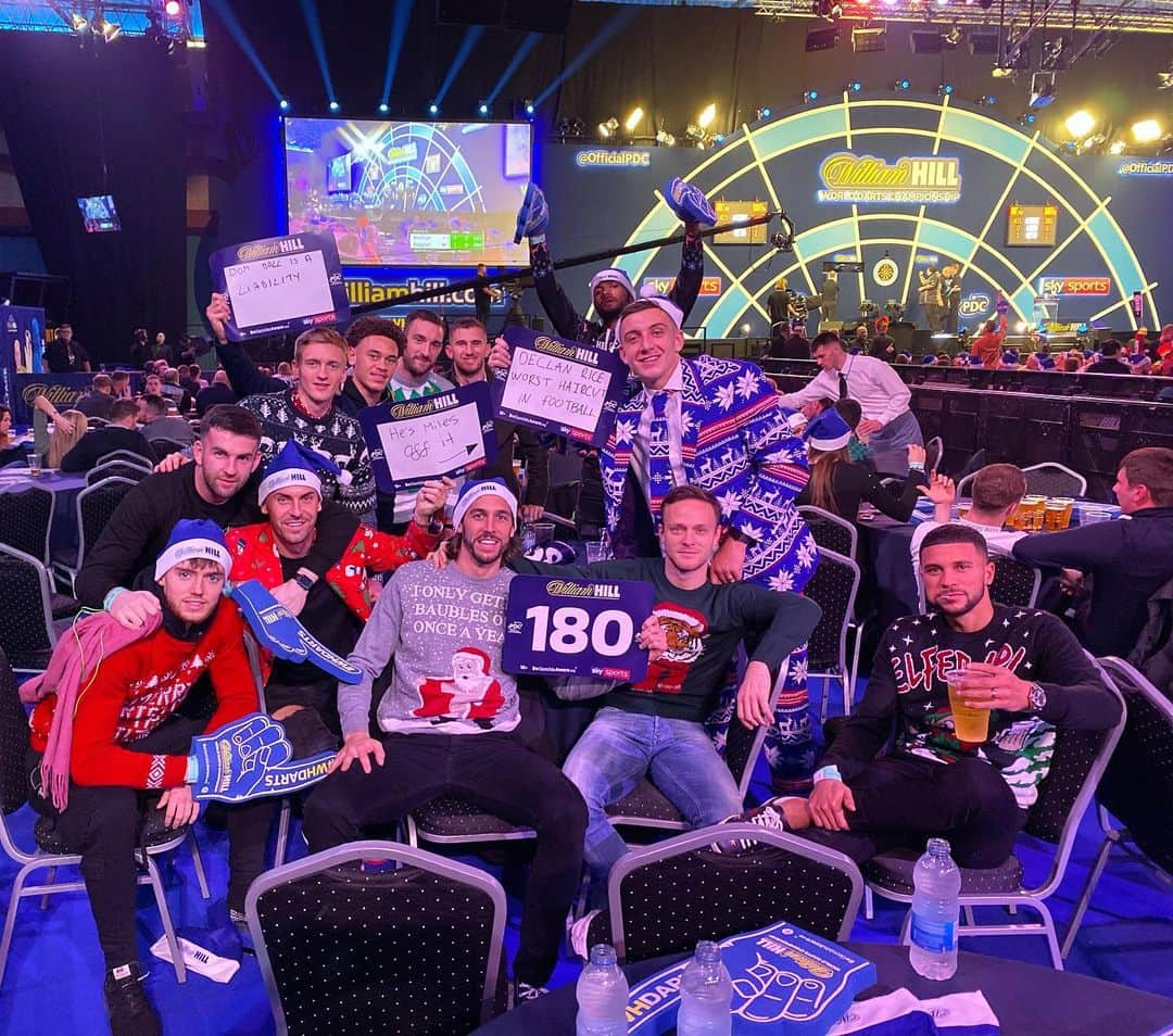 ジェフ・キャメロンさんのインスタグラム写真 - (ジェフ・キャメロンInstagram)「World Darts Championship 🎯 #darts #qpr #christmasjumpers」12月17日 1時36分 - geoffcameron