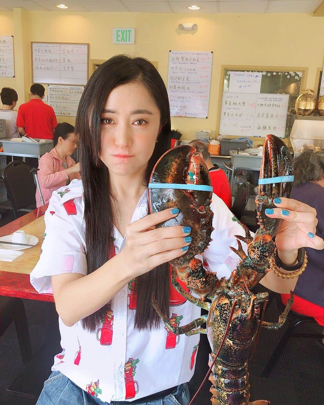 のインスタグラム：「I hope we can get along well. ﻿ 今日、とくダネ！出演だったんだけど、森本アナからハワイから帰ってきたねってメッセージもらって「えへへへへ行ってないぜ」って嬉しくなった。﻿ 今日も誰かの中じゃ、ハワイ旅中な私。えへへへへ。アロハ萌え。﻿ ﻿ ということで、今日は、昨日アップしたハワイのロブスターキングにてお料理になる前の……。﻿ こうやって、仲良し写真タイムがアリマス。﻿ 命のロブスター。ごめんな……。﻿ ﻿ #hawaii #oahu #hawaiitrip #waikiki #hawaiifood  #hawaii2019  #hawaiistagram #alohastreet #alohamoe #lobsterking #lobster #kingstreet #アロハ萌え #ハワイ #ハワイ旅  #ハワイグルメ ##アロハストリート #ロブスターキング #ごちそう」