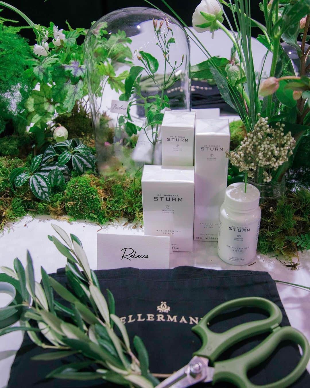 RJMStyleのインスタグラム：「The launch of #DRBARBARASTURM BRIGHTNING COLLECTION 💫⭐️✨Such a beautiful morning at the Floral Crown workshop with the talented Diane Nittke, Founder of @ellermannflowers, who creatively introduced all the Botanical Ingredients used in the BRIGHTNING FOOD SUPPLMENT in our crowns 👑 ! +++ @geniejuicery created a special superfood smoothie also containing the key ingredients in the brightening collection. Named the ‘brightening juice’ 🥤🍃🌱」
