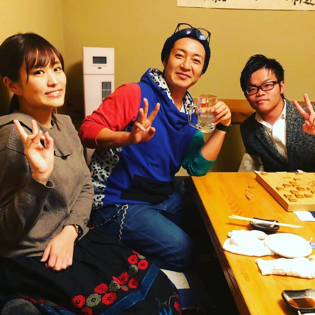 つるの剛士さんのインスタグラム写真 - (つるの剛士Instagram)「早いもので、来年の春でいよいよ5年目を迎える『江の島将棋頂上決戦』の打ち合わせも兼ねて、戸辺先生、伊藤かりんちゃんと一緒に戸辺門下将棋塾。  ああ、 最近なかなか将棋を指せてないので、 戸辺先生、 ちょくちょく御指導お願い致します！！ #江の島将棋頂上決戦 #江の竜戦 #戸辺誠七段　#戸辺門下 #伊藤かりん　#振り飛車党 #兄妹弟子 #将棋」12月17日 0時15分 - takeshi__tsuruno