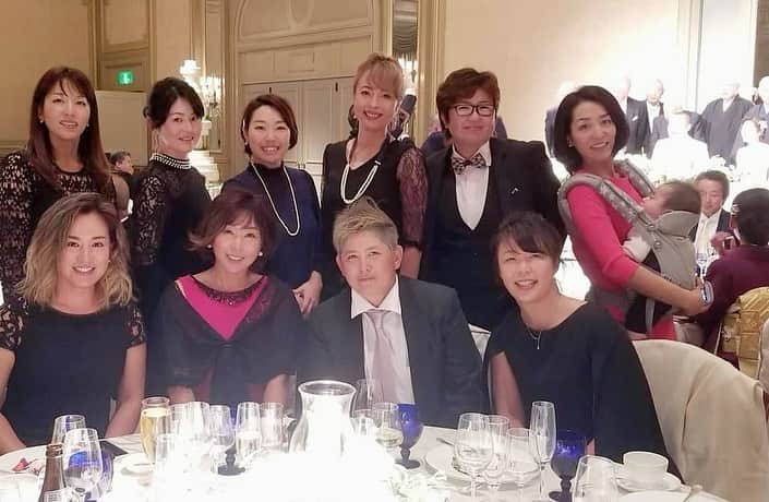 藤島妃呂子のインスタグラム：「女子プロゴルファーのテーブル席で久しぶりに会えた人達がたくさん😍 みんなに会いたかったから本当に嬉しかった〜幸せな時間でした⭐️ #JLPGA　 #golf #女子プロゴルファー #ゴルフ #色々な話で盛り上がり #隣のテーブルはみんなお坊さん #私達うるさくなかったかな？ #樋口久子元会長も変わらず素敵でした」