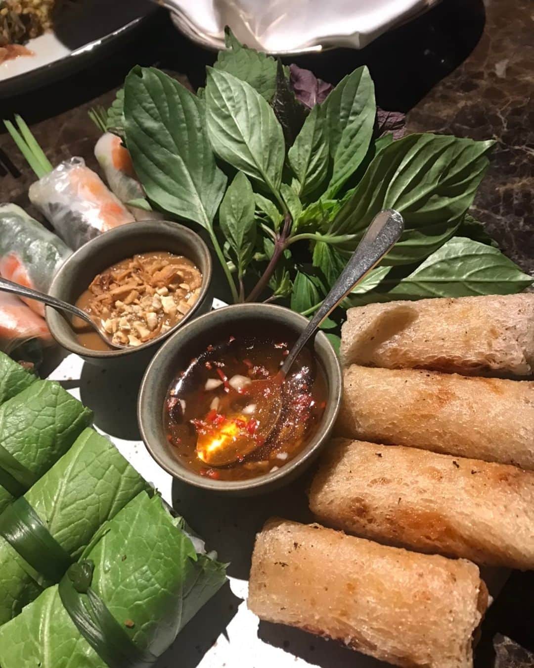 キャシー中島さんのインスタグラム写真 - (キャシー中島Instagram)「*﻿ デザイン打ち合わせが終わって、﻿ 夜はホテルの中のベトナムレストランでディナーです。﻿ ベトナム料理って本当に日本人の口に合いますよね🇻🇳﻿ 何を食べても美味しい！﻿ マンゴーサラダ🥗﻿ 蟹と帆立貝柱のサラダ🥗﻿ そしてスプリングロール🍽﻿ たくさんいただきました。」12月17日 0時31分 - official_kathynakajima