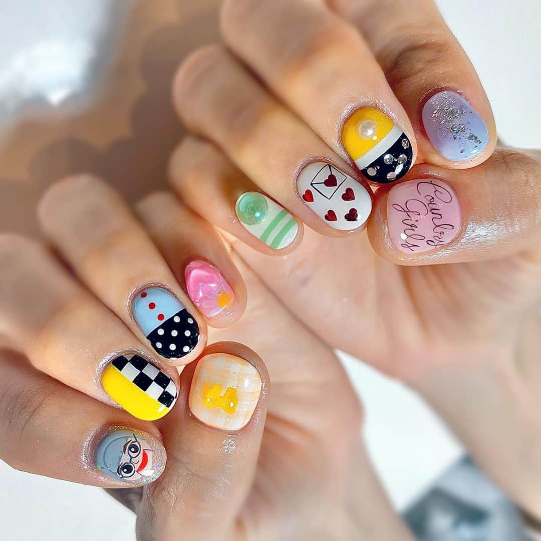 ぱいぱいでか美のインスタグラム：「カントリーネイルにしてきました❤︎❤︎❤︎❤︎❤︎❤︎❤︎❤︎ ꙳ @countrygirls_official  #ヲタクネイル #痛ネイル #lovl #nail #lovlnail #nailsalon ꙳ カントリーの今までのジャケットや衣装をモチーフに 10本全部バラバラのアートにしてもらいました❤︎ キャベツさん @cabbage.lovl の神業…… 想像以上のネイルにしてもらって大満足です(T . T) 他にも好きな曲、好きな衣装いっぱいあったけど 特に印象に残ったものとか、節目に感じたものとか そういうの中心に組んでみました❤︎ 最新のカントリー大全集のロゴ描くとき 一回キャベツさんが精神統一しに行ってくれたのが嬉しかった。笑 大事なロゴだから一回水飲みに行ってくるって言って去った背中が プロネイリスト界一でけえ背中に感じました。 まじ自己満だけど自分の中の愛情を形にしてもらえて嬉しー。 あと自分の視界に入る爪にカントリー宿ってて最高ー。 まじ最高の気分！」