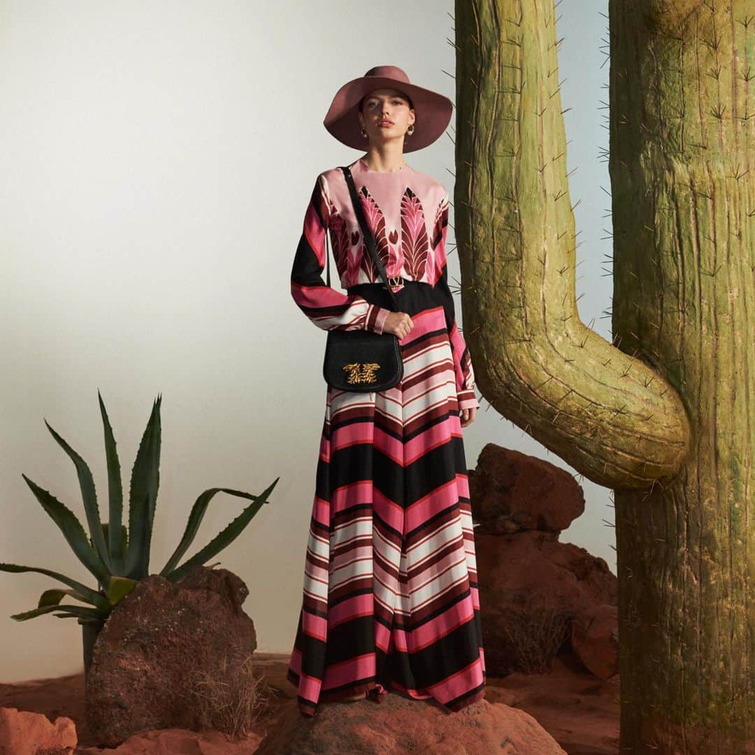 Valentinoさんのインスタグラム写真 - (ValentinoInstagram)「Beside an oversized cactus in the middle of an imagined desert, photographer @marcinkempski shoots #ValentinoArchive, the new womenswear campaign capturing prints and accessories from #ValentinoResort20.」12月17日 0時34分 - maisonvalentino
