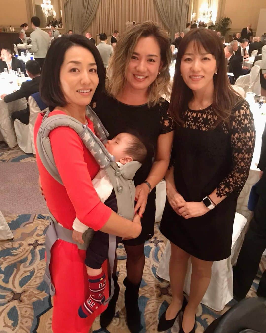 藤島妃呂子のインスタグラム：「久保姉妹👭 けいちゃんとのりちゃん どっちかわかる？ 昨日は1日京子ママに代わって啓子ママ、お疲れ様でした〜  天沼さんとしのぶと。 天沼さん、相変わらずパワフル💪しのぶはすっかり大人の女性になってて素敵でした😍」