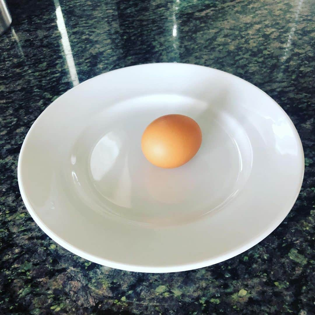 デイブ・クーリエさんのインスタグラム写真 - (デイブ・クーリエInstagram)「High quality protein, vitamins and minerals. I’m not yolking around — eggs are the real deal. I call this dish: “Have an eggcellent day!” Ingredients: Egg. #cutitout #chef #chefsofinstagram #culinary #culinaryarts #foodies #foodiesofinstagram #chickenbutt」12月17日 0時48分 - dcoulier