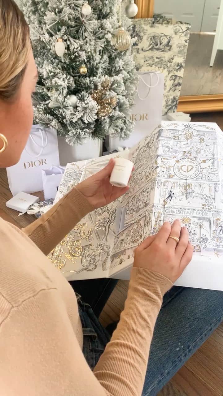 Kelsey Simoneのインスタグラム：「Thank you @dior for the absolutely stunning advent calendar! Will be opening the rest of the days on my stories! Merry Christmas 🌲 @diormakeup @diorskincare @diorparfums @diorbeautylovers」