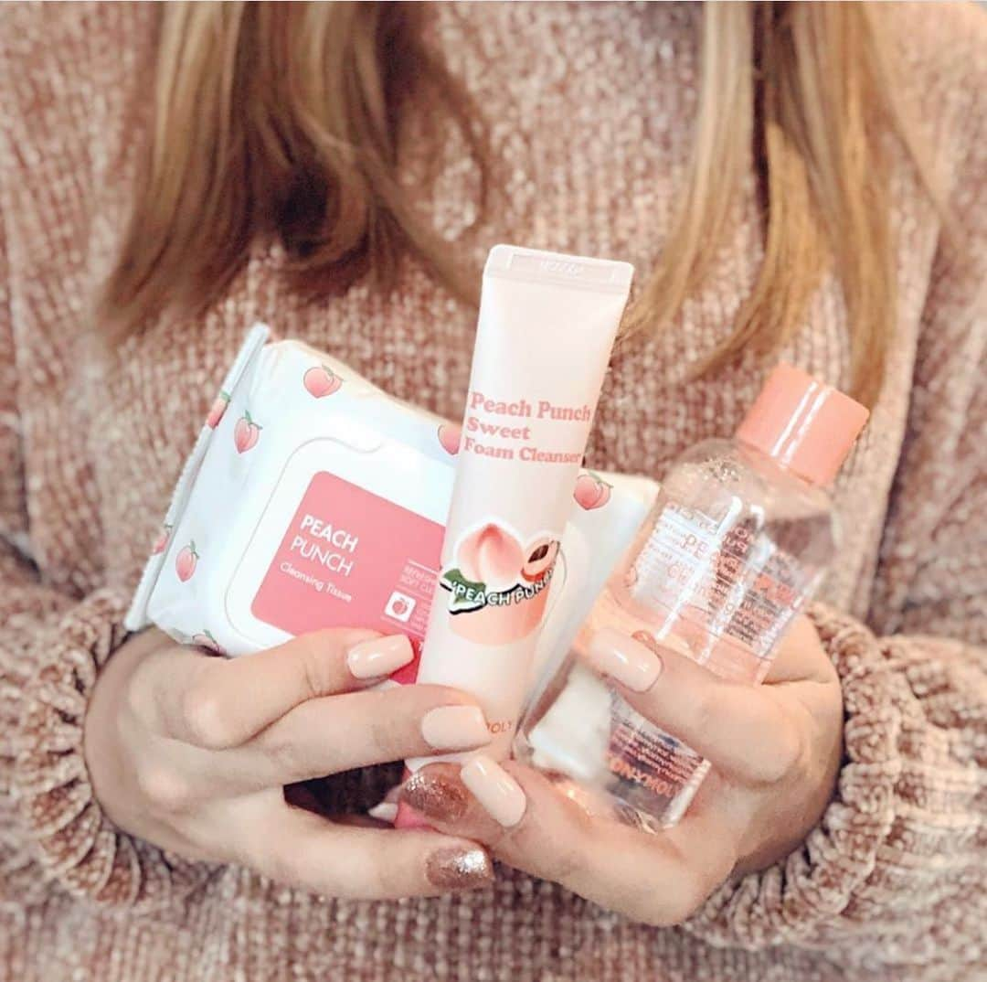 TONYMOLY USA Officialさんのインスタグラム写真 - (TONYMOLY USA OfficialInstagram)「Our Peach Travel Set features 3 travel sized peach minis making it perfect for all your holiday travels! Plus did we mention it smells 🥰🍑👏🏻 Available now at ulta.com💕 #xoxoTM #TONYMOLYnMe #ULTAbeauty 📸:@itsapremierlife」12月17日 1時00分 - tonymoly.us_official