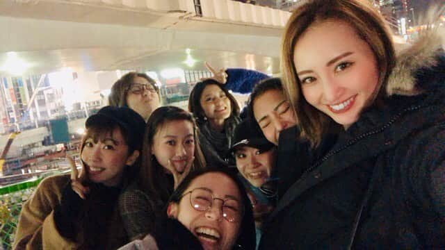 YUKAさんのインスタグラム写真 - (YUKAInstagram)「尊敬する皆と忘年会☺️🥂 今年は仕事のスタンスが大きく変わった年でした。 みんな昔からのダンス仲間で今でもエンタメの最前線で一緒に仕事できるって最高。 常識が一緒で信頼できる。  自分はまだまだぺーぺーだけど、このチームで仕事出来て幸せです❤️ これからも宜しくお願いしますっ🥰💓 #ちーむまゆ #振付アシスタント #dancer」12月17日 1時20分 - yukarolly