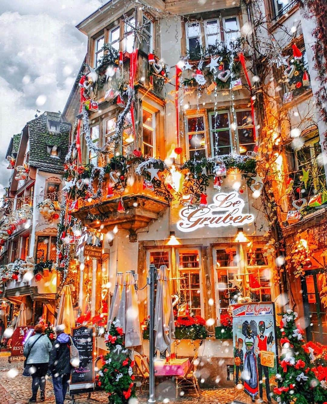 Wonderful Placesさんのインスタグラム写真 - (Wonderful PlacesInstagram)「Christmas festivities in Strasbourg - France ✨❤️❤️❤️✨ . Pictures by ✨✨@takemyhearteverywhere✨✨ #wonderful_places for a feature ❤️」12月17日 1時30分 - wonderful_places