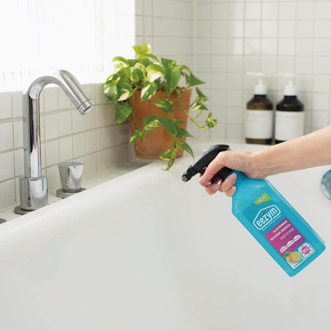 ecomfort（エコンフォート）さんのインスタグラム写真 - (ecomfort（エコンフォート）Instagram)「イージムのマルチサーフェスクリーナーはまさにマルチ！水拭きできるところであれば家中どこでも使えるので、お風呂のお掃除に使うのもおすすめ。酵素の力で、皮脂汚れや石けんカスもすっきりきれいに！  eezym（イージム）マルチサーフェスクリーナー　オレンジ 1,400円＋税  #eezym #イ―ジム #酵素洗剤 #油汚れ #パイプクリーナー #ナチュラルな暮らし #保存剤フリー #ホームデトックス #homedetoxrevolution #サスティナブル洗剤 #ナチュラル洗剤 #掃除好き #自然の力できれいにするお掃除 #お風呂の悩み」12月16日 16時38分 - ecomfort_eoct
