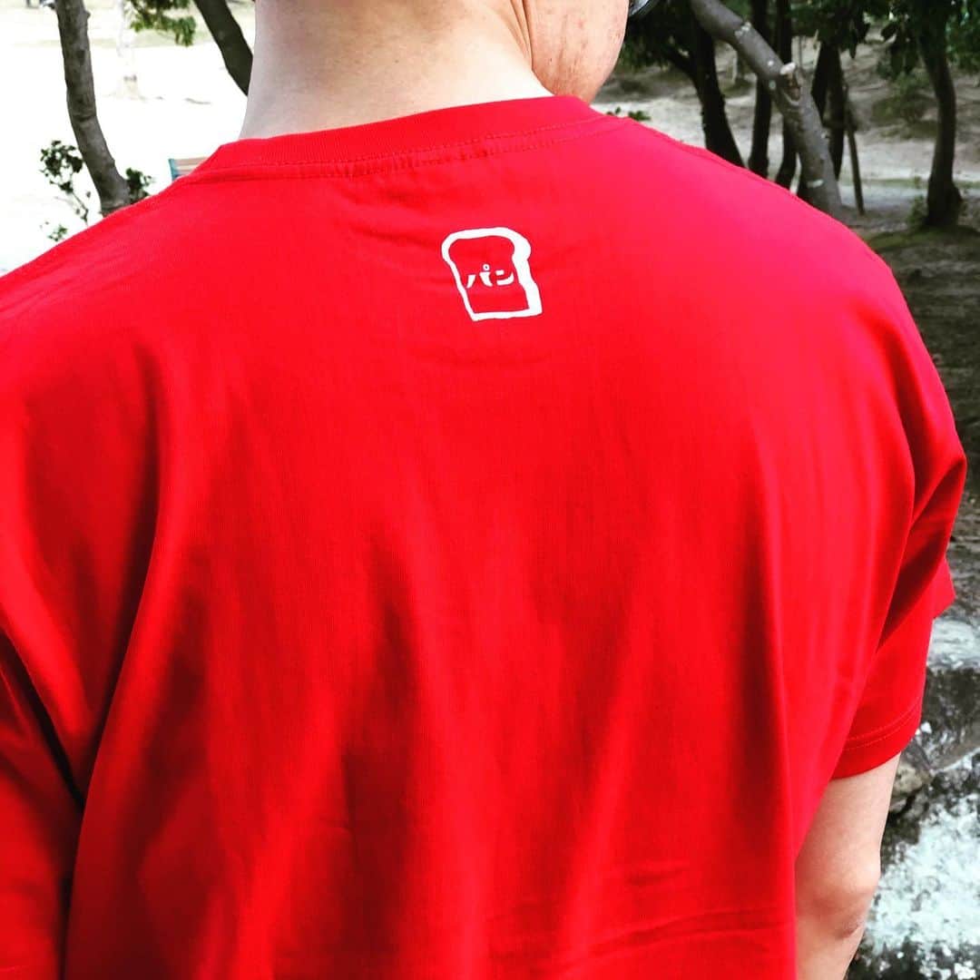 岡下雅典さんのインスタグラム写真 - (岡下雅典Instagram)「ついに‼️ THIS IS Tシャツの新色登場㊗️ 💋スーパーレッド💋 後ろはOKASHITAからパンにしました💮 かぁーいー❤️」12月16日 16時39分 - consuta_okasita