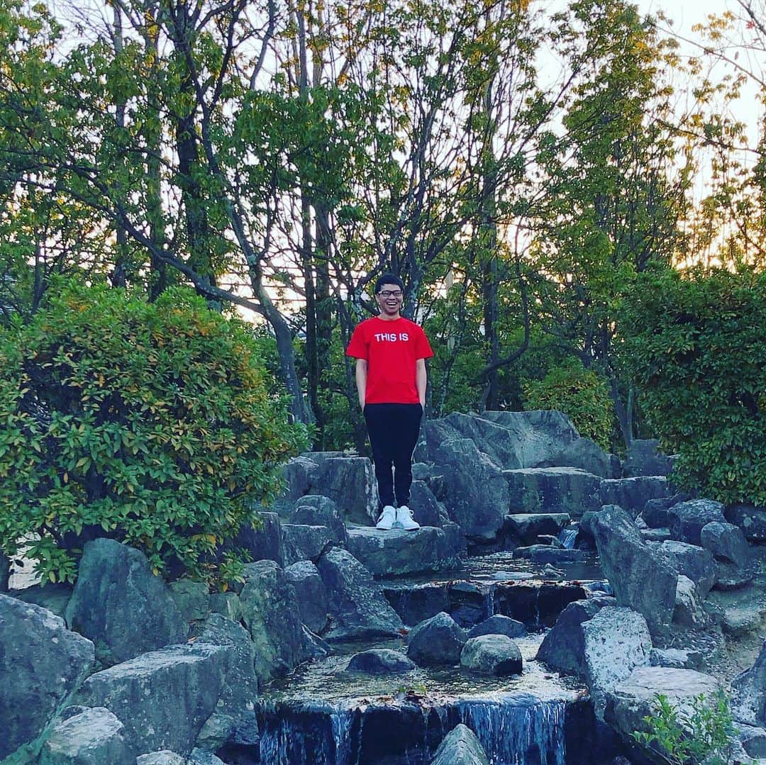 岡下雅典さんのインスタグラム写真 - (岡下雅典Instagram)「ついに‼️ THIS IS Tシャツの新色登場㊗️ 💋スーパーレッド💋 後ろはOKASHITAからパンにしました💮 かぁーいー❤️」12月16日 16時39分 - consuta_okasita