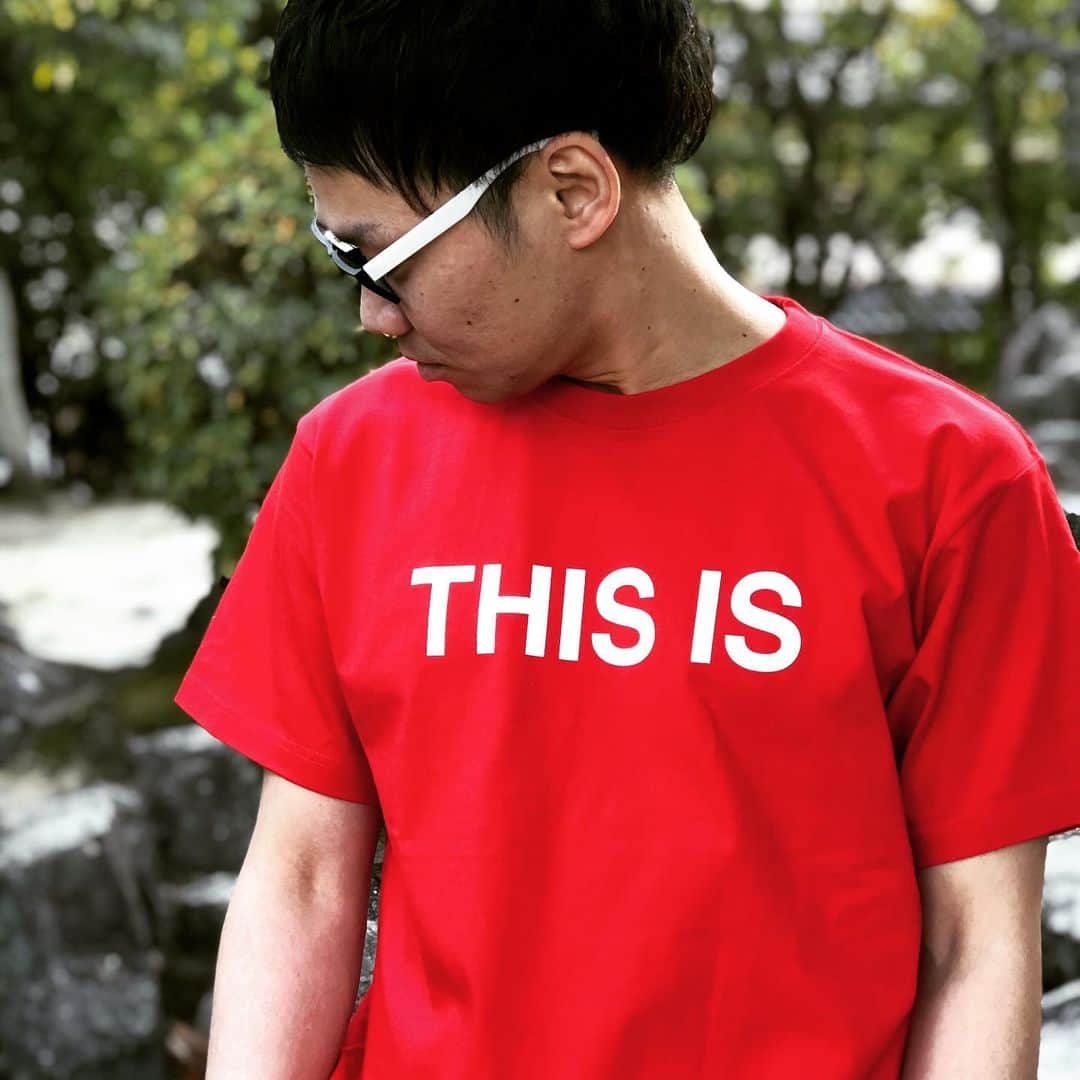 岡下雅典のインスタグラム：「ついに‼️ THIS IS Tシャツの新色登場㊗️ 💋スーパーレッド💋 後ろはOKASHITAからパンにしました💮 かぁーいー❤️」