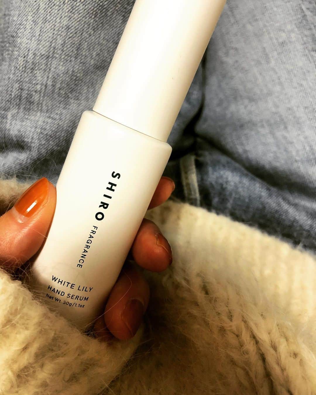 木庭弥生のインスタグラム：「これのおかげで乾燥しらず👌 . すごくいい香り☺️ . #shiro #shirocosmetics #ハンド美容液 #skincare」
