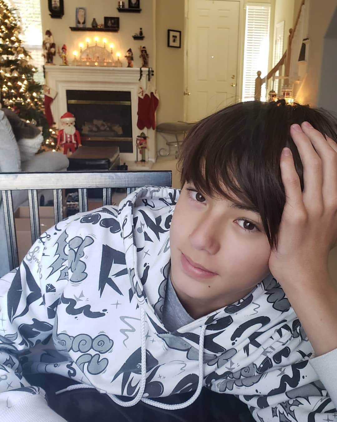 のインスタグラム：「Relaxing after a cold day snowboarding❄️ スノボに行ったけど強風で寒すぎてすぐ帰ってきた😔 * * #週末 #スノボ #強風 #寒い #午後はゲーム三昧 #何一つ変わらない日常 #13歳 #早く冬休みになって欲しい」