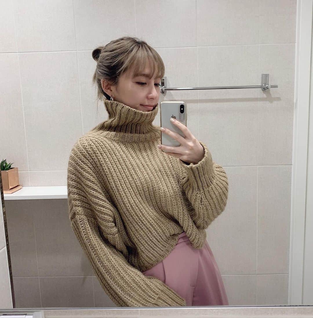 中野真理亜のインスタグラム：「ほんとーに私は タートルニットが好きで もはやタートルしかない。笑 @sly_official のかわいい🥰 . 韓国にも履いてきたPNKちゃん dmたくさん頂いたんですけど @cleo__store で発売中です💗💗 . #韓国 #ピンク #ピンクコーデ #ハイトーン #へああれんじ ←笑」