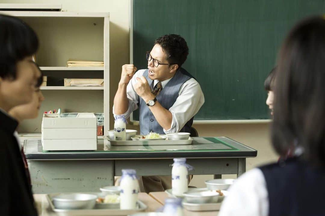 市原隼人さんのインスタグラム写真 - (市原隼人Instagram)「本日、ドラマ美味しい給食が最終回を迎えます。本当に驚く程多くの方から声を頂き、ありがたく感謝の気持ちでいっぱいです。常に皆様に楽しんで頂く事を考えながら創っていたので本当に幸せです。 演じさせて頂きました甘利田先生は、正直凄く難しいキャラクターでした。衣装合わせのやり直しを志願したり、前日までどう向き合っていくか混沌とし、綾部監督へ相談の電話をしたり、作品の空気感をどうするか贅沢な悩みの末たどり着いた形です。最高のオリジナルの脚本、素敵な子供達、何より過ごした日々に心から感謝しております。 先日、映画版【おいしい給食】の試写をみてきました。…バケモノです。人間味が厚くなり神野との給食の時間には甘利田が涙してしまう程…今までドラマでは見せなかった心情がピックアップされ、間違いなく何年先も思い返し、自分の中で残っていく作品となりました。 その前に是非、ドラマをお楽しみ下さい‼ ︎ ◼️TOKYO MXでは本日20:00〜です。地方や各局によって放送日、並びに放送時間が違いますのでご確認頂けると幸いです。 ※【おいしい給食】のHPをプロフィール欄に掲載してありますので、そちらからも確認できます♪  #ドラマ #おいしい給食 #綾部監督 #田口監督 #映画 #給食 #2019年夏の撮影は忘れない #この作品を愛しすぎている #子供達が好きだ #もし続きを考えていますと言われたらもしもしあるならやるに決まってるじゃないか #やはり甘利田は変な奴だ #こんなに体力を使う役にしてしまった喜び #御園先生の事気になる」12月16日 16時46分 - hayato_ichihara