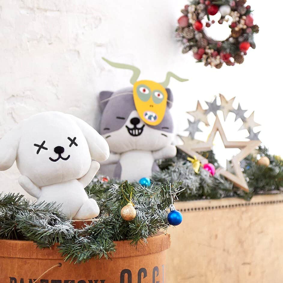 のインスタグラム：「ダス犬が世界のクリスマスを紹介！スペインではクリスマスシーズンが10日間くらい続くんだよ！12月28日にはいたずらで人を驚かせても良い日なんだ！ #おばけかと思ったらシミーキャット #ダス犬びっくり #サントスイノセンテスの日」