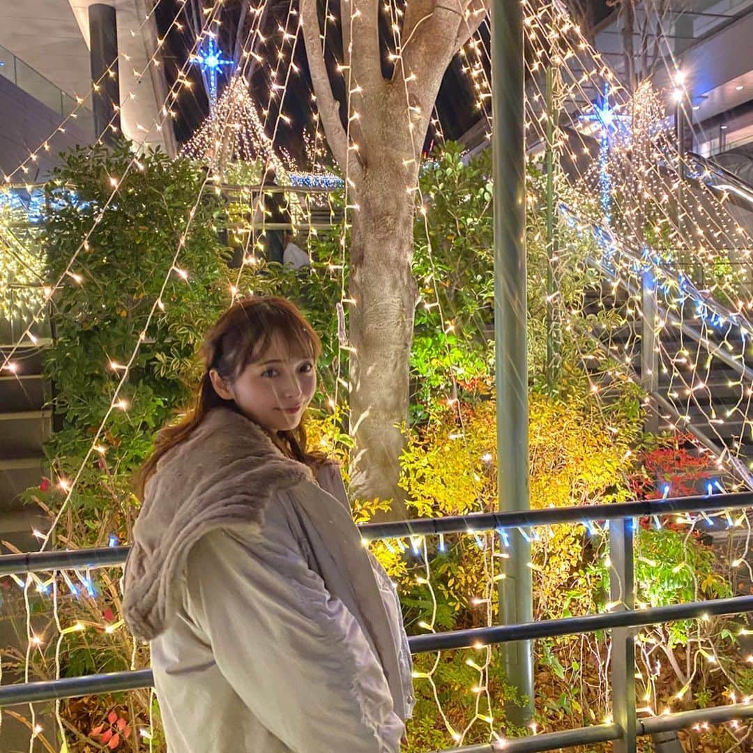 黒口那津のインスタグラム：「イルミネーション大好き🥰🥰 だけどイルミネーションの施設みたいなのは行ったことない🤔皆さんのおすすめイルミネーション教えてください💓」