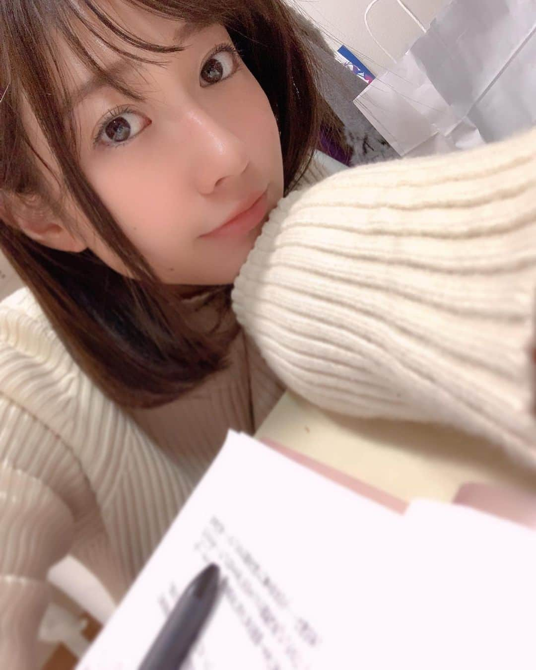 大貫彩香さんのインスタグラム写真 - (大貫彩香Instagram)「台本と向き合って  嬉しい事に台詞がいっぱい✨  覚えてます💭  伝えたい事たくさんです💐  今日も稽古でした！ 帰ってまた頑張ります😊  皆様是非観に来てください！  #舞台 『A Day in the Life』  ２０２０年１月１５日（水）～１９日（日） 劇場：新宿村LIVE . . . ＜出演公演日・開演時間＞ 1月16日(木)19：00・B公演 1月17日(金)19：00・B公演 1月18日(土)14：00・B公演 1月19日(日)17：00・B公演  B班　藤森敏子役　大貫彩香」12月16日 16時52分 - sayaka_oonuki