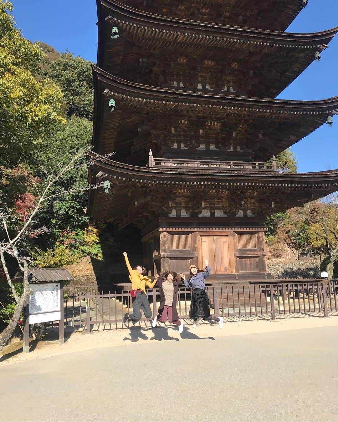 西口真央のインスタグラム：「広島県のお隣、山口県に母と姉と温泉旅行へ♨️ 急な旅行でしたが、集まってフグ🐡をたらふく食べて、温泉宿でゆっくりし、女子トークで盛り上がった2日間！ みんな別々に暮らしているので、お別れの時が寂しいですね！泣 リフレッシュ完了！ ※3枚目はなぜか白目をむいています。 #三姉妹 #温泉旅行 #湯田温泉 #巨人家族」