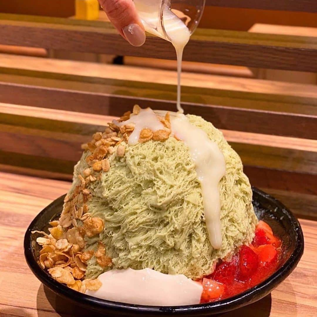 aumoグルメさんのインスタグラム写真 - (aumoグルメInstagram)「. ❤︎🍧期間限定！ピスタチオかき氷🍧❤︎ . ふわふわなピスタチオのかき氷に 果肉たっぷりのいちごソースと パンナコッタとグラノーラ 仕上げに練乳をかけて召し上がり！💕🤤 12/25まで期間限定です！お早めに . 写真提供 :  @rinya00 さん﻿﻿ 素敵なお写真をありがとうございました♡﻿﻿﻿ .﻿﻿ 店名：【アイスモンスター 名古屋】 ぜひ訪れてみてくださいね。﻿﻿ .﻿﻿ ﻿﻿ あなたが撮影したベストグルメpicに﻿﻿ 「#aumo」を付けて教えて下さいっ☺︎﻿﻿﻿ あなたの投稿が紹介されるかも♪﻿﻿﻿﻿﻿ .﻿﻿ aumoアプリは毎日配信！おでかけや最新グルメなどaumo読者が気になる情報が満載♡﻿﻿ ダウンロードはプロフィールのURLから✔︎﻿﻿﻿ (iPhone&Android版)﻿﻿ .  #愛知カフェ#愛知パフェ#アイスモンスター#アイスモンスター名古屋#かき氷🍧#ピスタチオアイス#クリスマス#クリスマスケーキ#クリスマスメニュー#カフェ部#カフェ巡り#カフェ#カフェ好き#スイーツ部#スイーツ巡り#スイーツ#スイーツ好き#카페스타그램#카페투어#카페추천#카페탐방」12月16日 17時05分 - aumo_gourmet