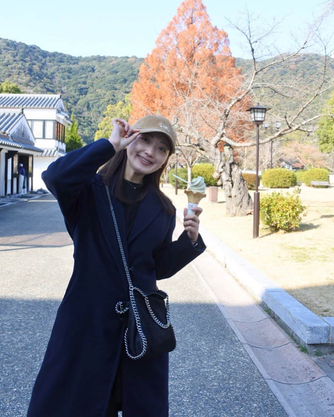西口真央のインスタグラム：「普段、よく帽子をかぶります😉 これは大好きな帽子のなかのひとつ！！！！！ .  中学時代からのテニス仲間が手掛いるブランドのものです///// 新作のコーデュロイ素材で秋冬に大活躍🍂❄️ オフはゆるコーデが多い！ #帽子 #キャップ #bettim」