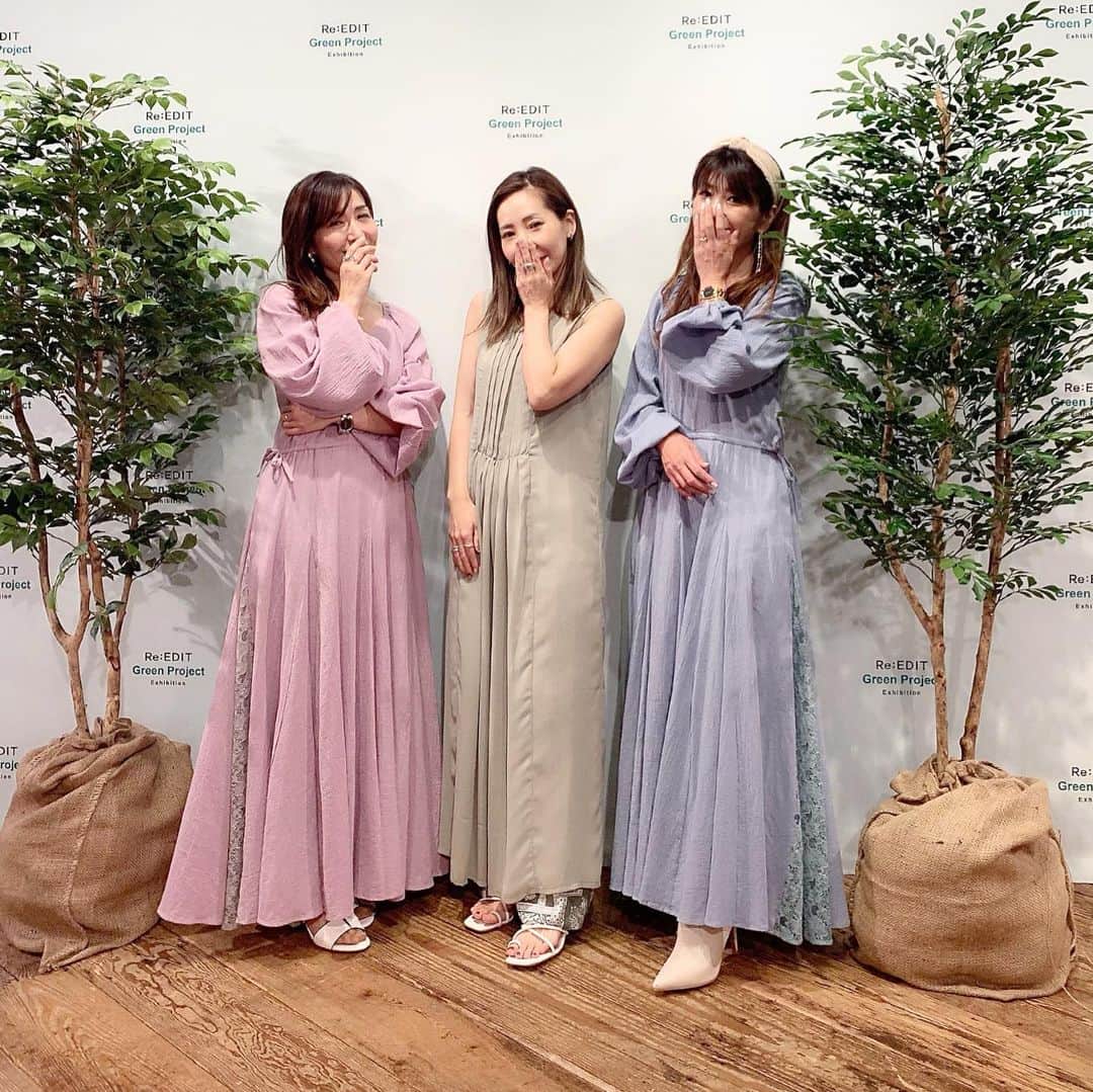 のインスタグラム：「🍀*゜🍀*゜🍀*゜ . @reedit_official  Re:EDIT 2020s/s exhibition in TOKYO . 先日は大好きなブランド @reedit_official  の展示会へ お邪魔してきました👣👣 . 時代はやっぱり #サスティナブル  食に対しては勿論の事 ファッションにも取り入れる事 そしてその積み重ねと 1人1人の意識って大切な事🌎 . @reedit_official も地球に優しい ファッションをいち早く取り入れていて 考えさせられる事ばかりで 勉強になりました🍀*゜ . . @yukiko_kh  ゆきこさんにもお会い出来て 相変わらず美しくてお肌もピカピカ💕✨ . @suzanneeee1028  スザンヌちゃんコラボの👗を  @happy__riin りなちゃんとイロチで📸 . . 2020ssの @reedit_official  も 目が離せない可愛さで 新年迎える前に来年の お花見コーデが楽しみ😂 . オーダーしたお洋服が いつ届くかと待ち遠しいｯｯ💕💕 . . 3人で一応ポーズとったの🤭🤭🤭 . . . . #reedit#リエディ #reedit_ootd #環境問題 #エコ#2020ss#展示会#エキシビション #ファッション#コーデ#コーディネート#シンプルコーデ #シンプルファッション#きれいめファッション#きれいめコーデ#きれいめカジュアル#カジュアルスタイル#大人カジュアル#ママコーデ#ワンピース#アパレル#アパレルブランド #おしゃれさんと繋がりたい #おしゃれすきな人と繋がりたい」