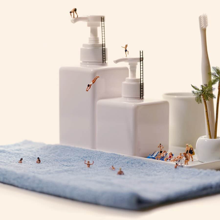 のインスタグラム：「small MUJI vol.1“Miniature” 「シャンプーからジャンプー ／ Diving Board」 - 使用商品： PET詰替ボトル・ホワイト 白磁コップ 白磁歯ブラシスタンド 白磁トレー 歯ブラシ - small MUJI は、繊細で細やかな佇まいへの想いや感覚を、無印良品を通して、カタチとして表現します。 vol.1“Miniature”では、無印良品の製品とミニチュアを使い、人々のくらしを小さな世界で表現する作品をつくりました。 世界には、さまざまなくらしがあり、無印良品のアイテムは、それを使う人々のくらしを支えます。 今回は、ふだんのくらしで使う無印良品の道具を、ふだんとは違う視点で見立てて、人とくらしの一風景を切り取りました。 作品から見えるくらしを想像して、楽しんでください。 - - small MUJI vol.1“Miniature” Diving Board - Item: WHITE PET BOTTLE WHITE PORCELAIN CUP PORCELAIN TOOTHBRUSH STAND WHITE WHITE PORCELAIN TRAY TBRUSH WHITE - small MUJI expresses the concept and sensation of a delicate and fine form through MUJI as products. In Vol.1, “Miniature” artwork was created that expresses people’s everyday life in a small world using MUJI products and miniatures. There are many different ways of life throughout the world and MUJI items support the lives of the people who use them.This exhibition takes one scene from daily life and looks at MUJI items used in everyday life from a different perspective. Please enjoy imagining daily life as seen from these artworks. - - #無印良品 #MUJI #smallMUJI #Miniature #シャンプー #Diving #歯ブラシスタンド #TOOTHBRUSHSTAND - @tanaka_tatsuya」