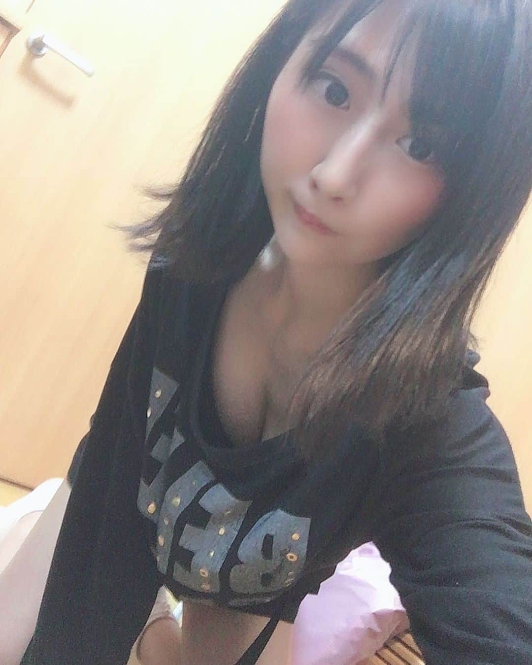 自撮り　胸チラ 美東澪さんのインスタグラム写真 - (美東澪Instagram)「本日 の 谷間 部屋が荒れてた頃 #鏡汚い #グラドル #チラリズム #胸チラ  #私服 #自撮り女子」12月16日 17時00分 - mitoumio