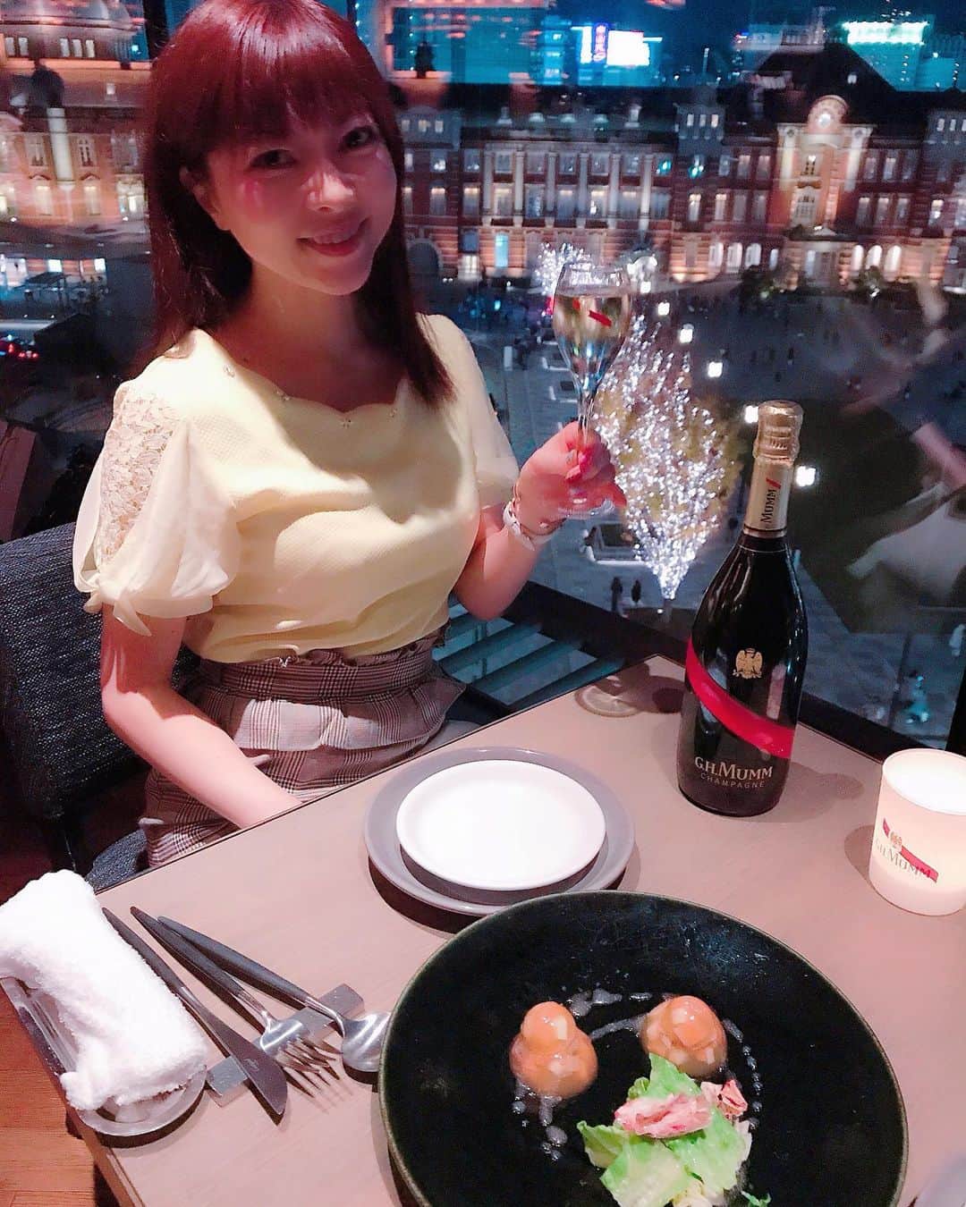DJ MIYAさんのインスタグラム写真 - (DJ MIYAInstagram)「やっほ❤️昨日は、東京駅が目の前に見られる素敵なレストラン メゾンバルサック Maison Barsac(丸の内）で、シャンパーニュで乾杯して、スターウォーズのコラボメニューと、お肉料理を食べました(^ ^) .  この東京駅のイルミネーションを見ながら乾杯とか🥂超ロマンティック❤️うっとりしとゃう❤️ . .  期間限定！スターウォーズメニュー❤️ BB8！鮑とサーモンのコンソメゼリーとサラダ添え . .  豪産牛フィレ肉のロースト チョコレートソース トリュフの香り 2580円 . .  シャンパーニュが飲みたくなるお店❤️気泡が細やかで飲みやすいから、mummほんといい〜！！❤️ .  @ghmumm_jpn「シャンパン　マム　グランコルドン」は この上品で、フルーティーなな口当たりがたまりませんね☆彡  マム グランコルドン🎀  美味しーい(o^^o) . .  新しことをチャレンジするお祝いや、元気づけにもぴったりだと思います(^ ^)～！！❤️ ボトルデザインもゴージャスで綺麗～！テーブルに置いてあるだけで華やかになりますよね❤️ . .  赤いリボンがボトルに彫られていて、鮮やかな色合い。乾杯にぴったりみたい❤️ 皇室御用達のフランスNO.1のマム・シャンパン。ほんと飲みやすくて美味しくて大好き😘(^ ^)❤️ . Maison Barsacさんは、ほんとデートに❤️おすすめ❤️ .  #メゾンバルサック  #新丸ビル #スターウォーズ #デートにぴったり #クリスマスデート #レストラン　 #マムグランコルドン　#シャンパーニュ　#マム #mumm #celebration #mummgrandcordon #mummgrandcordonrose #シャンパン　#マムコルドンルージュ　#乾杯　#アニバーサリー #PR #旅インスタグラマー　#旅インフルエンサー　#グルメ女子 #今日のコーデ　#ファッション好き　#今日のファッション #クリスマス　#モデル　#インフルエンサー　#インスタグラマー #グルメ好き　#イタリアン」12月16日 17時14分 - dj_miya