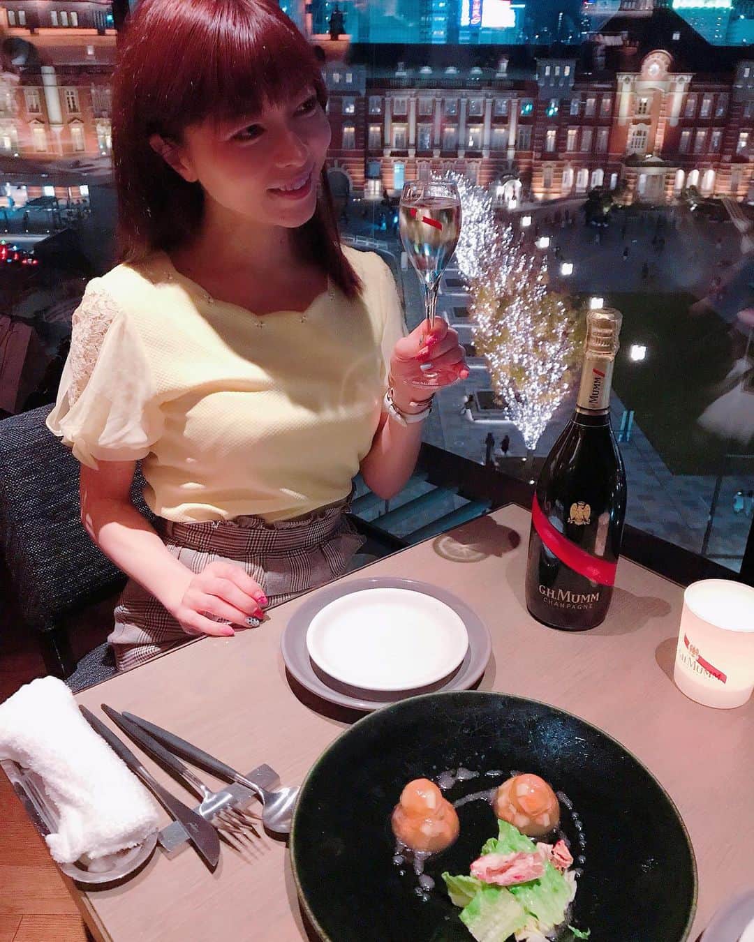 DJ MIYAさんのインスタグラム写真 - (DJ MIYAInstagram)「やっほ❤️昨日は、東京駅が目の前に見られる素敵なレストラン メゾンバルサック Maison Barsac(丸の内）で、シャンパーニュで乾杯して、スターウォーズのコラボメニューと、お肉料理を食べました(^ ^) .  この東京駅のイルミネーションを見ながら乾杯とか🥂超ロマンティック❤️うっとりしとゃう❤️ . .  期間限定！スターウォーズメニュー❤️ BB8！鮑とサーモンのコンソメゼリーとサラダ添え . .  豪産牛フィレ肉のロースト チョコレートソース トリュフの香り 2580円 . .  シャンパーニュが飲みたくなるお店❤️気泡が細やかで飲みやすいから、mummほんといい〜！！❤️ .  @ghmumm_jpn「シャンパン　マム　グランコルドン」は この上品で、フルーティーなな口当たりがたまりませんね☆彡  マム グランコルドン🎀  美味しーい(o^^o) . .  新しことをチャレンジするお祝いや、元気づけにもぴったりだと思います(^ ^)～！！❤️ ボトルデザインもゴージャスで綺麗～！テーブルに置いてあるだけで華やかになりますよね❤️ . .  赤いリボンがボトルに彫られていて、鮮やかな色合い。乾杯にぴったりみたい❤️ 皇室御用達のフランスNO.1のマム・シャンパン。ほんと飲みやすくて美味しくて大好き😘(^ ^)❤️ . Maison Barsacさんは、ほんとデートに❤️おすすめ❤️ .  #メゾンバルサック  #新丸ビル #スターウォーズ #デートにぴったり #クリスマスデート #レストラン　 #マムグランコルドン　#シャンパーニュ　#マム #mumm #celebration #mummgrandcordon #mummgrandcordonrose #シャンパン　#マムコルドンルージュ　#乾杯　#アニバーサリー #PR #旅インスタグラマー　#旅インフルエンサー　#グルメ女子 #今日のコーデ　#ファッション好き　#今日のファッション #クリスマス　#モデル　#インフルエンサー　#インスタグラマー #グルメ好き　#イタリアン」12月16日 17時14分 - dj_miya