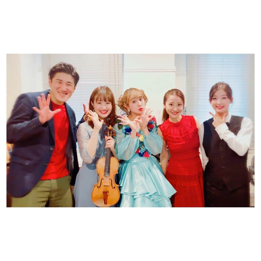 日向カンナさんのインスタグラム写真 - (日向カンナInstagram)「東京エンタメ女子で、1時間showをしてきました😊🌹✨✨ ・ 女子かと思いきや、サプライズで！元劇団四季の翔大が私とミュージカルサプライズマジックをしてくれましたよ🎁ふふ♪サプライズ大成功〜💝 ・ 何より沢山の子供たちやママパパさんが最後の最後まで笑顔でいれくれたのが嬉しくて☺️💕 ・ そして、演出に入らせてもらえたことで、沢山のパフォーマーとのコラボが出来て、初めての試みが沢山出来て、本当に楽しかったです💓 ・ 見た事ないものを生み出すshowは、本当にワクワクが詰まってます☺️🌹 ・ 仕事は、人から受けるものと、これからは自分で作っていくものだと師匠にも言われていたので、これからも新しいものを生み出していこうと思ってます🎉 ・ 止まらず続けて挑戦することに意味がある😊！イチロー選手の、10割やって7割失敗したと言っていた言葉を忘れず、私も沢山試していきますぞ❗️ ・ 来年は見たことない景色を、自分たちで作り上げたいな〜🛤✨✨ ・ 仲間たちと、応援してくれる皆さんに観てもらえるように頑張ろう！！！ ・ #東京エンタメ女子 #エンターテイナー #エンターテイメント #show #ステージ #パフォーマー #performance #夢 #夢の国 #ワクワク #挑戦 #まだまだ続く #仲間 #感謝 #ありがとう #disney #ディズニー好き #マジック #ダンス #ミュージカル #衣装 #いつもありがとう #全国制覇 #ハッピープレゼンター #日向カンナ」12月16日 17時08分 - kanna_hinata