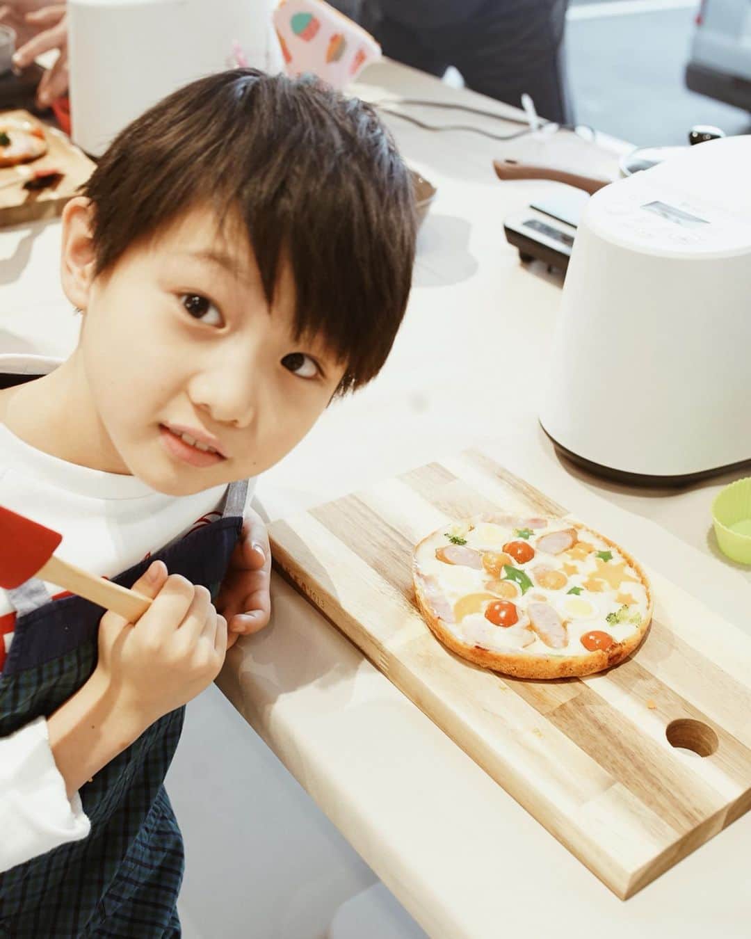 喜田彩子さんのインスタグラム写真 - (喜田彩子Instagram)「﻿ ﻿ 息子とお料理教室へ🍳✨﻿ エムケー精工さんから、発売された「もちブレンダー」を体験したよ！﻿ ﻿ もちブレンダーは、切り餅を使って簡単に色々なもちもち料理が作れる家電。﻿ 今回私達が作ったのは、もちで作るピザ🍕﻿ ﻿ 小麦粉を使わないグルテンフリーでピザが作れちゃうんです。﻿ 息子も私もドキドキワクワクしながらスタート！！﻿ ﻿ ﻿ 切り餅とピザソースをもちブレンダーに入れてスイッチON☝🏻﻿ コネコネしてくれている間に、トッピングする具材を選んで、型抜きして、一生懸命レイアウトを考える息子...そんなこんなしている間にも〜っちもちの生地が完成し、フライパンに移してチーズをたっぷりのせて、トッピングをして6分焼けば完成〜👏🏻👏🏻👏🏻﻿ ﻿ ﻿ 触ると熱いこと以外は全て息子が作ってくれたおもちピザ🍕﻿ もちもちの生地が食べ応えがあって、ハマっちゃう美味しさ♩﻿ ﻿ 息子なんて、私の分も食べちゃうくらい 笑﻿ ﻿ ﻿ 先生がこのもちブレンダーを使って、おかき・もちコロッケ・もちティラミス・アイスの上にチョコのトロトロもちかけまで作って下さって、全部美味しくて息子とパクパクたべちゃいました❤️﻿ ﻿ ﻿ “おもち” だーいすきな我が家🏡﻿ 特にこれから1年で一番おもちを買う時期ですが、もちブレンダーで和洋中、スープ、スイーツまで、色々アレンジしよーーっと。﻿ ﻿ コンパクトでシンプルなデザインなので、我が家の家電に仲間入り決定🤤💕﻿ 家電量販店で購入できるよ♩﻿ ﻿ ﻿ ﻿ ﻿ #おもち活動 #もち活 #もちブレンダー #PR #餅　#お餅 #おもち #イタリアン #小麦アレルギー #グルテンフリー #glutenfree #クッキング #cooking #Italian #料理教室 #ママ #mama #小学生ママ﻿ ﻿」12月16日 17時08分 - ayacokida