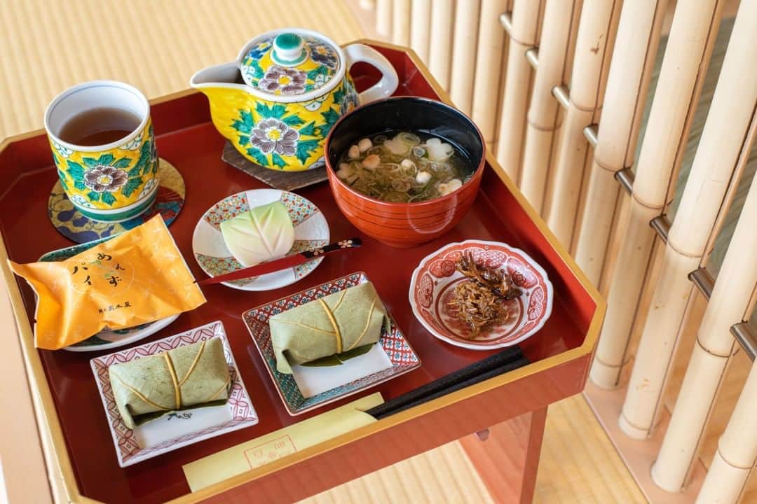 ことりっぷさんのインスタグラム写真 - (ことりっぷInstagram)「金沢城公園内で唯一食事を楽しむことができる「豆皿茶屋」。 ﻿ ﻿ おすすめは、石川の名品・銘菓を可愛らしい九谷焼の豆皿にのせた「姫皿御膳」です。﻿ 日替わりのお寿司や、季節の上生菓子などの6品と加賀棒茶または金沢珈琲を楽しめます。﻿ さらにしっかり食べたい時には、9品が頂ける「殿皿御膳」もありますよ。﻿ ﻿ --------------------﻿ 「豆皿茶屋」については#ことりっぷweb で紹介しています。詳しくはトップページのURLからご覧ください。﻿ @cotrip_official﻿ --------------------﻿ ﻿ #ことりっぷ#ことりっぷアプリ#旅行#trip#ishikawa#kanazawa﻿ #豆皿茶屋#石川#金沢#金沢旅行#金沢グルメ#金沢ランチ#金沢カフェ﻿ #金沢城#金沢城公園#九谷焼#姫皿御膳﻿ #ig_japan#visitjapan #japantrip #japantravel」12月16日 17時14分 - cotrip_official
