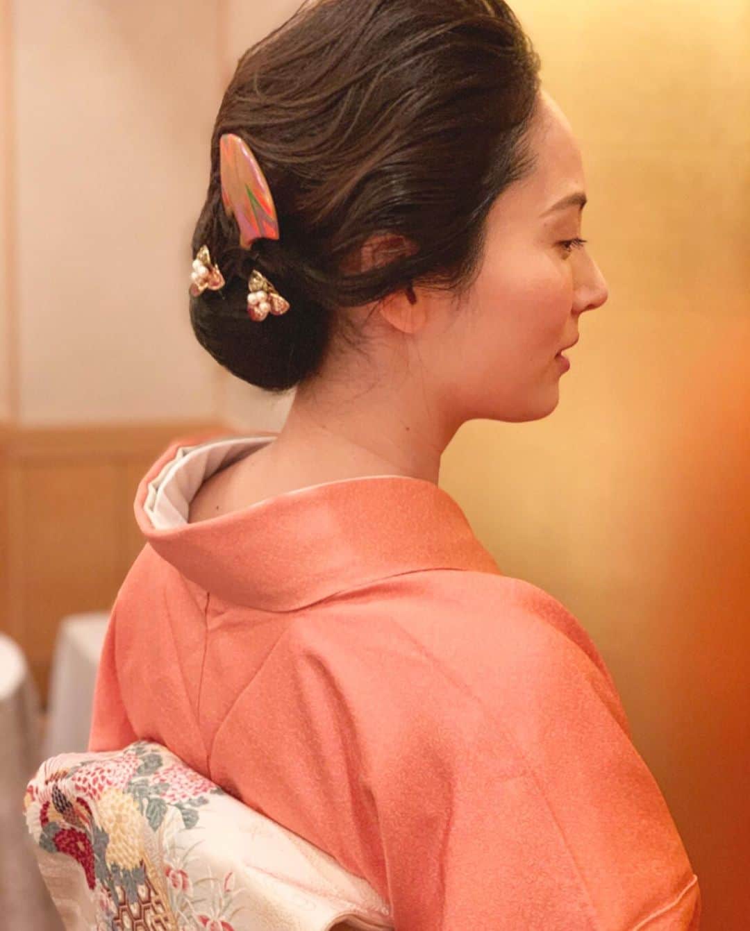 日高薫のインスタグラム：「先月は無事に娘の七五三を迎えられました🥰 両家の祖父母に米寿を迎えた曾祖母も参加できて楽しい宴でした😌💓💓 これからもママとしてもっと成長しながら、我が子との思い出を沢山作りたいと思います😊💓 #七五三#娘3歳 #11月生まれ #米寿のお祝い #七五三ママ #七五三ヘア #帝国ホテル #お祝い #🥂 #👘 #着物#訪問着 #着物ヘア #ヘアスタイル」