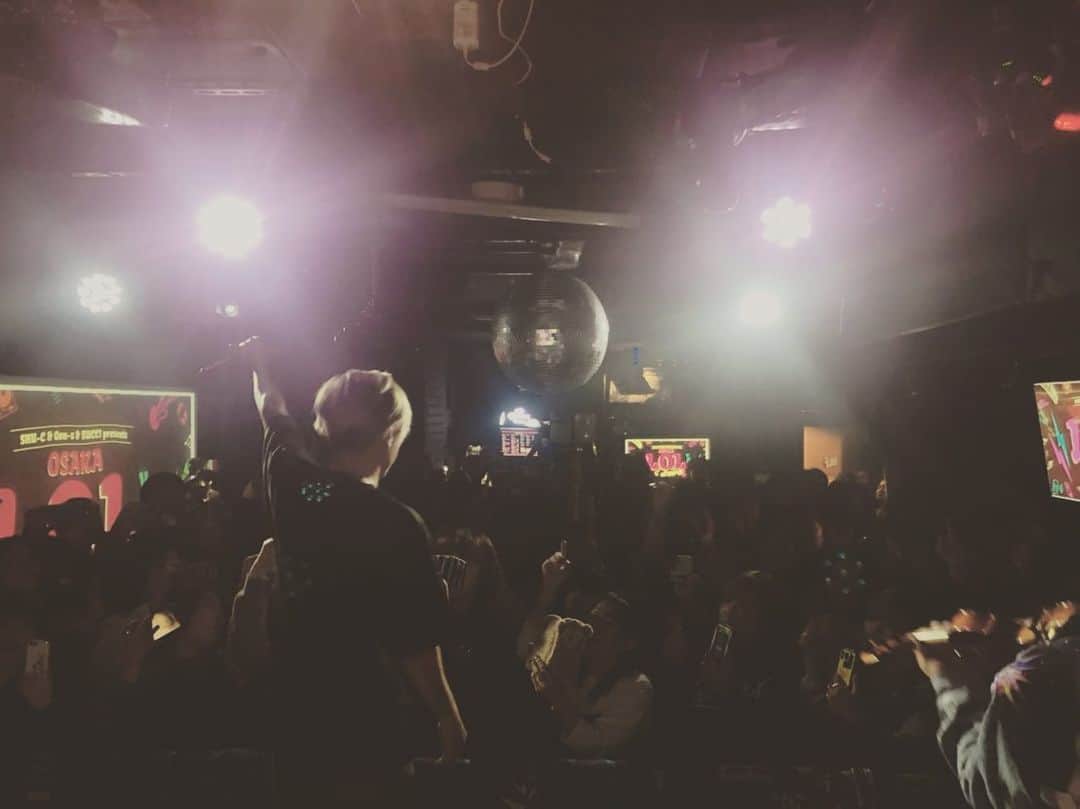 のインスタグラム：「年内最後のソロライブ💥 L.O.L ロウル 、 、 、 最高🔥 バイオリン奏者の @violin_shogoともはっちゃけれたし✨ デリカテッセンの @89bak ともシブさを出せたし✨ 💮花丸をさしあげます✨ 日々精進✊ 来てくれたみんなありがとう🙏  これからもBUCCIをET-KINGをよろしくお願いします🙇‍♂️ #etking #bucci #ソロライブ #lol #ロウル #feat #デリカテッセン #ba_k #いっこ下 #そのポーズはなんだ #バイオリン奏者 #shogo #いい音奏でる #ぼくも花丸ほしい #めざせはなまる」