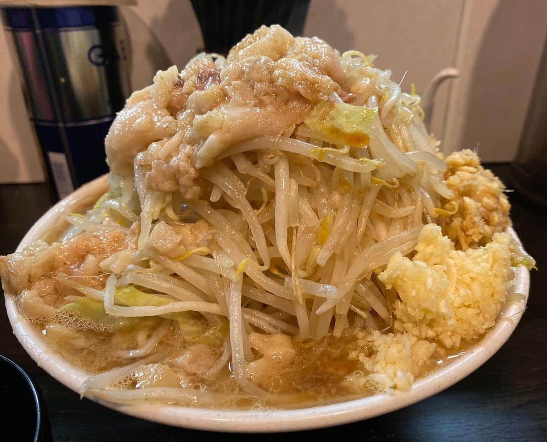 ミトさんのインスタグラム写真 - (ミトInstagram)「・ ・ 小ラーメン＋生姜＋生玉子アブラマシマシ全マシ@豚星。 (元住吉) ・ 年末に片付ける仕事のプランがようやく見えてから ・ 今年中に絶対行こうと思ってたこちら。 ・ 知り合いから「ここのアブラは美味いのよ」と聞いてたので ・ 久々に「マシマシ」にしました。 ・ 確かに旨味たっぷりのアブラとヤサイの相性は抜群！ ・ 山であるヤサイがサクサクと消えていき、 ・ あっという間に肉塊と麺の層がお目見え。 ・ 豚、わっしわしの塊感！そして嬉しい事に端豚まで！！ ・ 麺は丁度いい茹で加減で、乳化したスープとの相性も◎。 ・ 基本生姜は有ればデフォなのですが、ここのスープとの絡み… ・ これ、、、すげー好きっす。 ・ 16:00というスポットを狙ったこともありロットは緩やか、 ・ そこそこ味わって食べて僕が1抜けでした。 ・ いやあまじで美味しかったあ！！ ・ あちこち噂で聞いてましたが、本当バランスが見事ですね。 ・ 量も全マシでこの量ならば個人的に安心して食べれるし、 ・ 何より食べ疲れしない旨味の持続感が流石でした。 ・ いやあ、次回はつけ麺も食べたいし、限定も魅力的… ・ これはもう少し頻繁に行かないと。 ・ #豚星 #小全マシアブラマシマシ #二郎系 #元住吉 #端豚azms #生姜はマスト #アブラめちゃくちゃ美味かったわ #clammbon #クラムボン #ミト #ミトムボン #麺道」12月16日 17時12分 - micromicrophone