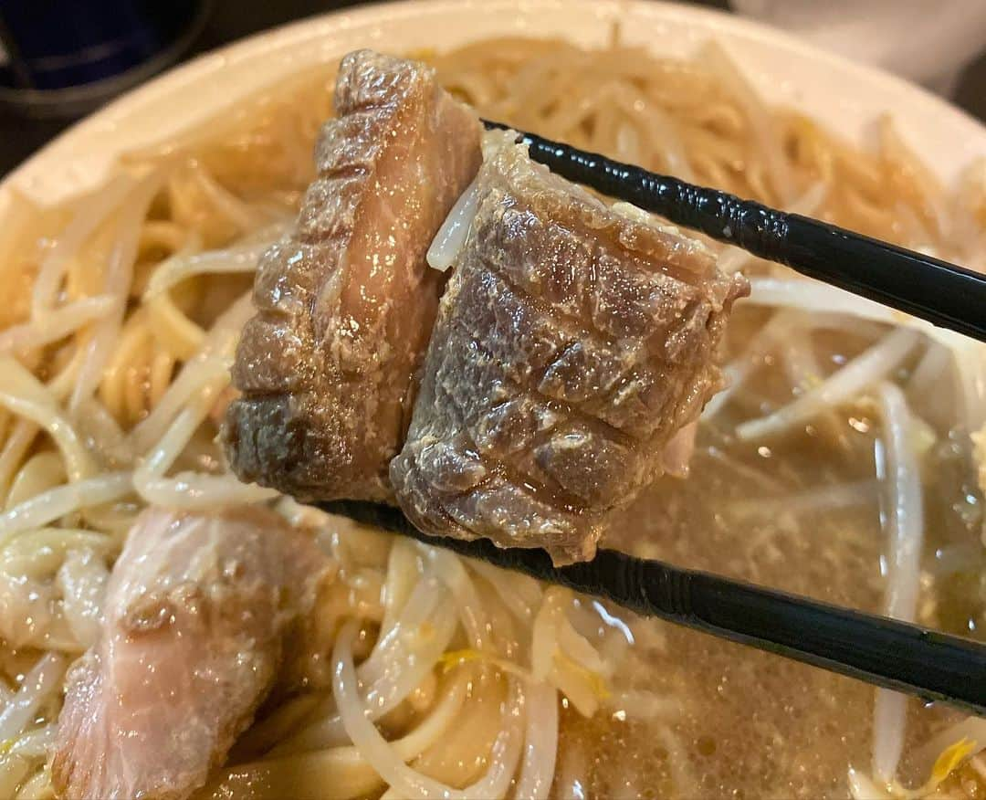 ミトさんのインスタグラム写真 - (ミトInstagram)「・ ・ 小ラーメン＋生姜＋生玉子アブラマシマシ全マシ@豚星。 (元住吉) ・ 年末に片付ける仕事のプランがようやく見えてから ・ 今年中に絶対行こうと思ってたこちら。 ・ 知り合いから「ここのアブラは美味いのよ」と聞いてたので ・ 久々に「マシマシ」にしました。 ・ 確かに旨味たっぷりのアブラとヤサイの相性は抜群！ ・ 山であるヤサイがサクサクと消えていき、 ・ あっという間に肉塊と麺の層がお目見え。 ・ 豚、わっしわしの塊感！そして嬉しい事に端豚まで！！ ・ 麺は丁度いい茹で加減で、乳化したスープとの相性も◎。 ・ 基本生姜は有ればデフォなのですが、ここのスープとの絡み… ・ これ、、、すげー好きっす。 ・ 16:00というスポットを狙ったこともありロットは緩やか、 ・ そこそこ味わって食べて僕が1抜けでした。 ・ いやあまじで美味しかったあ！！ ・ あちこち噂で聞いてましたが、本当バランスが見事ですね。 ・ 量も全マシでこの量ならば個人的に安心して食べれるし、 ・ 何より食べ疲れしない旨味の持続感が流石でした。 ・ いやあ、次回はつけ麺も食べたいし、限定も魅力的… ・ これはもう少し頻繁に行かないと。 ・ #豚星 #小全マシアブラマシマシ #二郎系 #元住吉 #端豚azms #生姜はマスト #アブラめちゃくちゃ美味かったわ #clammbon #クラムボン #ミト #ミトムボン #麺道」12月16日 17時12分 - micromicrophone