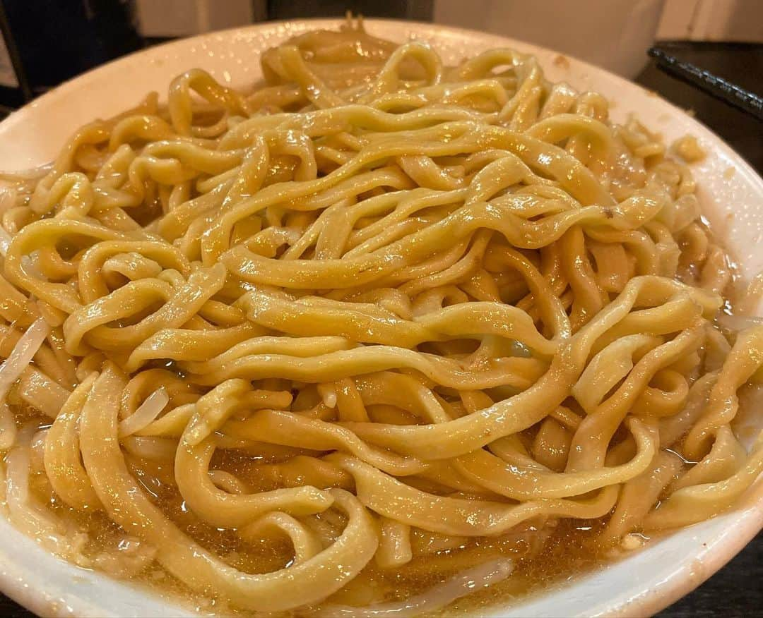 ミトさんのインスタグラム写真 - (ミトInstagram)「・ ・ 小ラーメン＋生姜＋生玉子アブラマシマシ全マシ@豚星。 (元住吉) ・ 年末に片付ける仕事のプランがようやく見えてから ・ 今年中に絶対行こうと思ってたこちら。 ・ 知り合いから「ここのアブラは美味いのよ」と聞いてたので ・ 久々に「マシマシ」にしました。 ・ 確かに旨味たっぷりのアブラとヤサイの相性は抜群！ ・ 山であるヤサイがサクサクと消えていき、 ・ あっという間に肉塊と麺の層がお目見え。 ・ 豚、わっしわしの塊感！そして嬉しい事に端豚まで！！ ・ 麺は丁度いい茹で加減で、乳化したスープとの相性も◎。 ・ 基本生姜は有ればデフォなのですが、ここのスープとの絡み… ・ これ、、、すげー好きっす。 ・ 16:00というスポットを狙ったこともありロットは緩やか、 ・ そこそこ味わって食べて僕が1抜けでした。 ・ いやあまじで美味しかったあ！！ ・ あちこち噂で聞いてましたが、本当バランスが見事ですね。 ・ 量も全マシでこの量ならば個人的に安心して食べれるし、 ・ 何より食べ疲れしない旨味の持続感が流石でした。 ・ いやあ、次回はつけ麺も食べたいし、限定も魅力的… ・ これはもう少し頻繁に行かないと。 ・ #豚星 #小全マシアブラマシマシ #二郎系 #元住吉 #端豚azms #生姜はマスト #アブラめちゃくちゃ美味かったわ #clammbon #クラムボン #ミト #ミトムボン #麺道」12月16日 17時12分 - micromicrophone