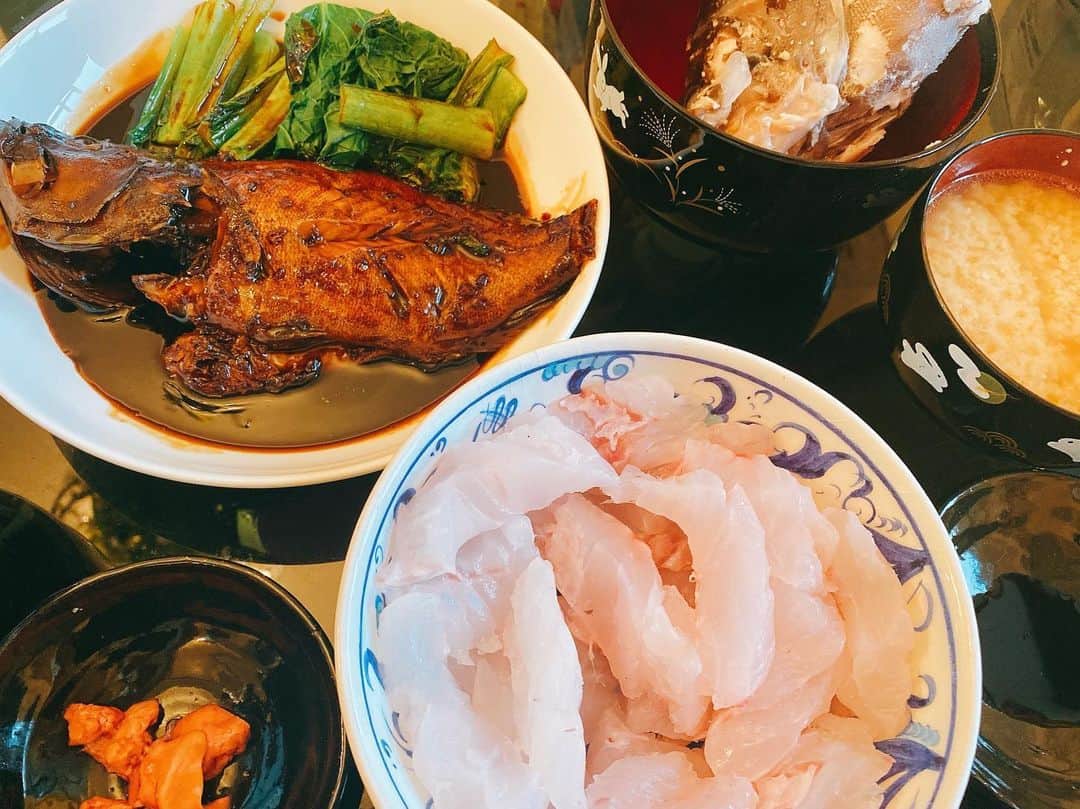 里美ゆりあのインスタグラム：「さっそく#クエ を#煮付け と#刺身 と#あら汁 を作ってみた☆°｡⋆⸜(* ॑꒳ ॑* )⸝ むいぴょんが食べに来てくれて嬉しい❤ 洗い物してくれた❤ さぁあこれから#gym 行って#舞人 #birthday 来てくれた方には#お土産 があります(*ᴗˬᴗ)✨ 宜しくね💕」